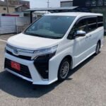 Toyota Voxy 1.8 Hybrid ZS Kirameki III 10-inch navigation system, rear camera, ETC, electric light on both sides (White Pearl Crystal Shine)