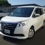 Toyota Noah 2.0 X with navigation, full-segment TV and rear monitor (pearl mica)