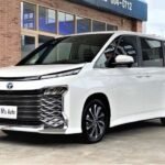 Toyota Voxy 2.0 SZ 10.5-inch navigation system/BSM + safe exit assist ETC (White Pearl Crystal Shine 070)